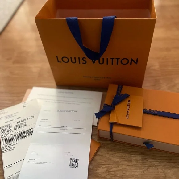 Brand new authentic Louis Vuitton Monogram Passport Holder / wallet - Picture 5 of 6